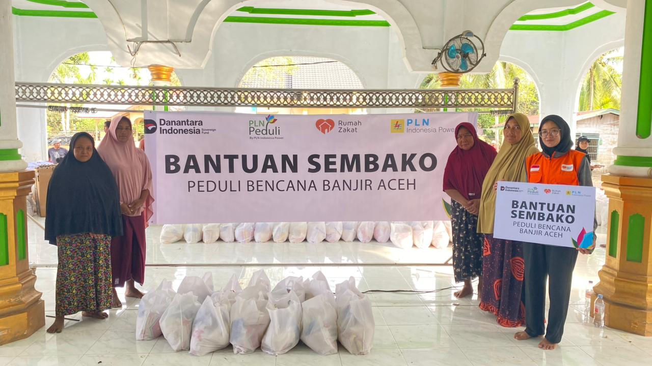 WhatsApp Image 2025-12-18 at 08.12.07 Relawan Rumah Zakat bersama PLN Indonesia menyalurkan paket sembako kepada warga Gampong Pante Lhong, Peusangan, Bireuen
