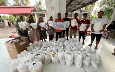 Rumah Zakat Bersama Kalam Wilmar Salurkan 55 Paket Sembako untuk Warga Terdampak Banjir di Gampong Pantee, Bireuen