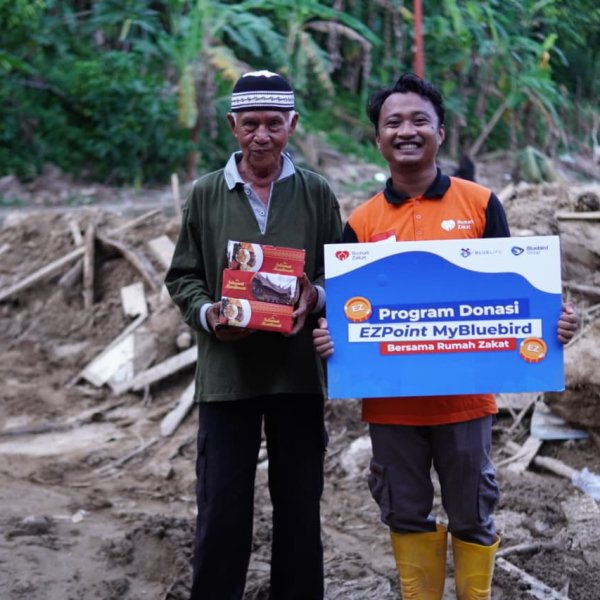 Kolaborasi kemanusiaan Bluebird Group dan Rumah Zakat dalam distribusi nasi box untuk warga Kota Padang