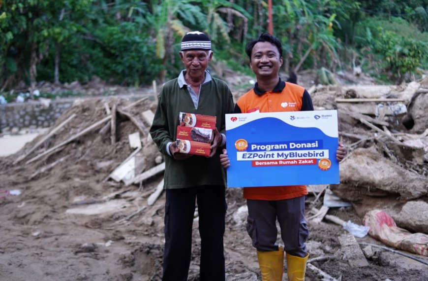 Kolaborasi kemanusiaan Bluebird Group dan Rumah Zakat dalam distribusi nasi box untuk warga Kota Padang