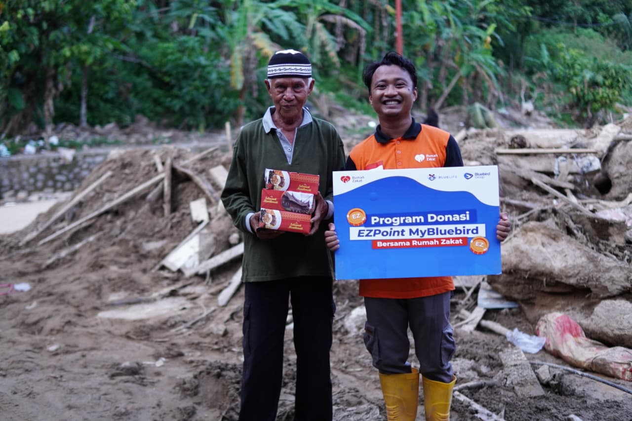 Kolaborasi kemanusiaan Bluebird Group dan Rumah Zakat dalam distribusi nasi box untuk warga Kota Padang