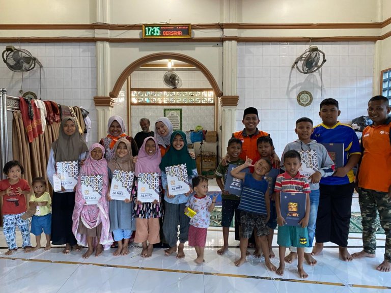 Rumah Zakat Salurkan 10 Paket Al-Qur’an di Gampong Keude Tanjong, Bireuen