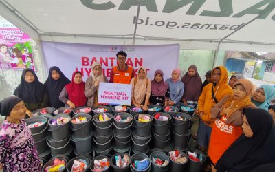 BAZMA Pertamina Bersama Rumah Zakat Salurkan 100 Paket Hygiene Kit untuk Korban Banjir Bandang dan Longsor di Tanah Datar