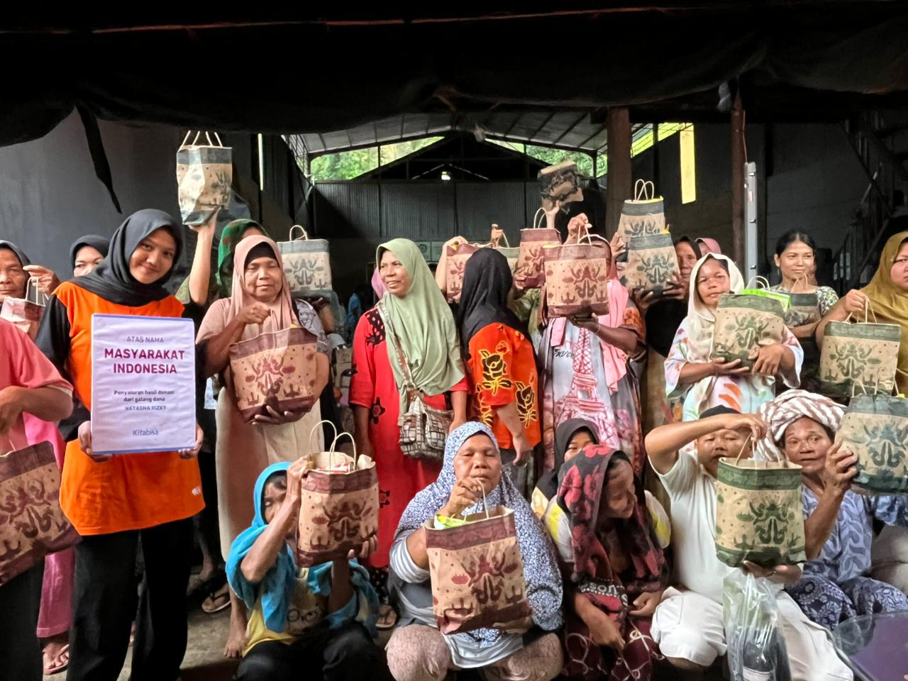 penyaluran sembako penyintas banjir Batang Toru oleh Rumah Zakat
