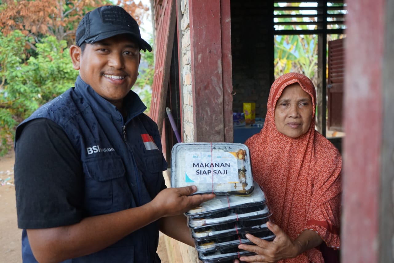 WhatsApp Image 2025-12-26 at 10.45.37 Relawan menyalurkan makanan siap saji dari BSI kepada warga terdampak banjir di Kecamatan Badiri, Tapanuli Tengah