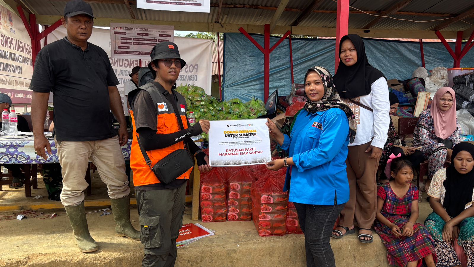 bantuan makanan siap saji untuk warga terdampak banjir Tapanuli Tengah