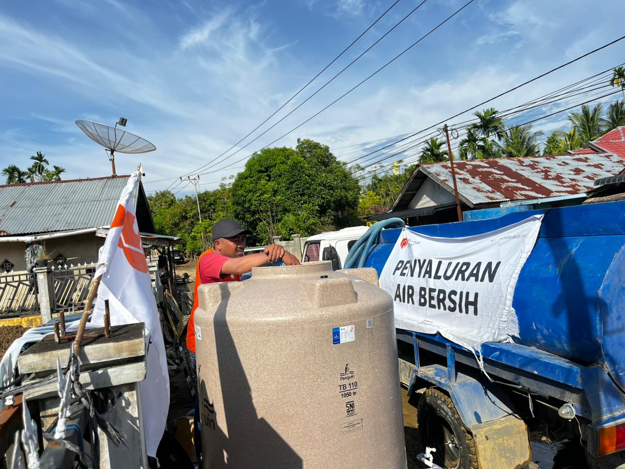 Penyaluran Air Bersih Oleh Relawan