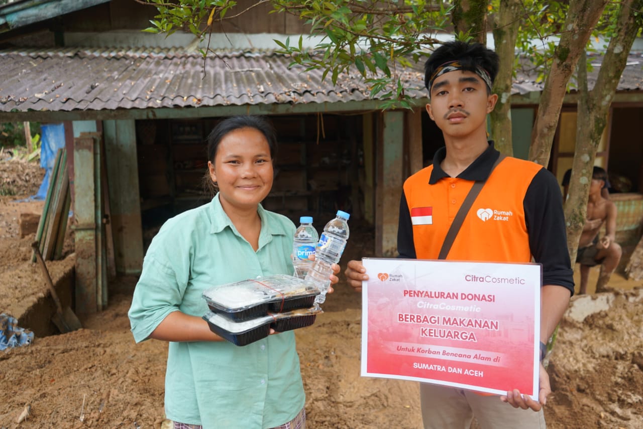 “Relawan Rumah Zakat menyalurkan paket makanan siap saji dari Citra Cosmetic kepada warga terdampak banjir di Tapanuli Tengah”