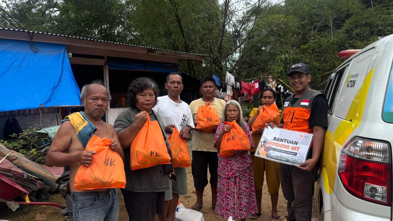 Relawan Rumah Zakat menyalurkan bantuan sembako dan hygiene kit kepada warga terdampak longsor di Sitahuis, Tapanuli Tengah.