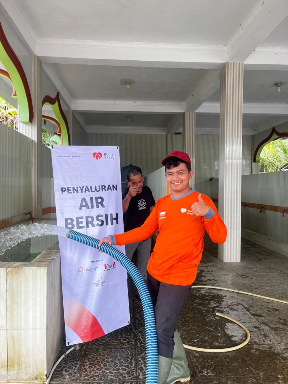 Relawan Rumah Zakat menyalurkan 20.000 liter air bersih untuk warga terdampak banjir di Bireuen, Aceh.