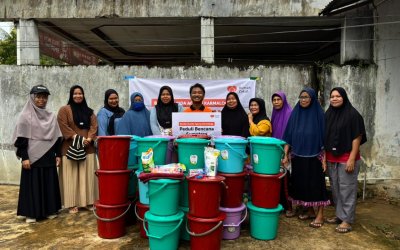 Peduli Warga Terdampak Banjir, Bunda-Bunda Agung Karmalogy Salurkan Bantuan Banjir Padang