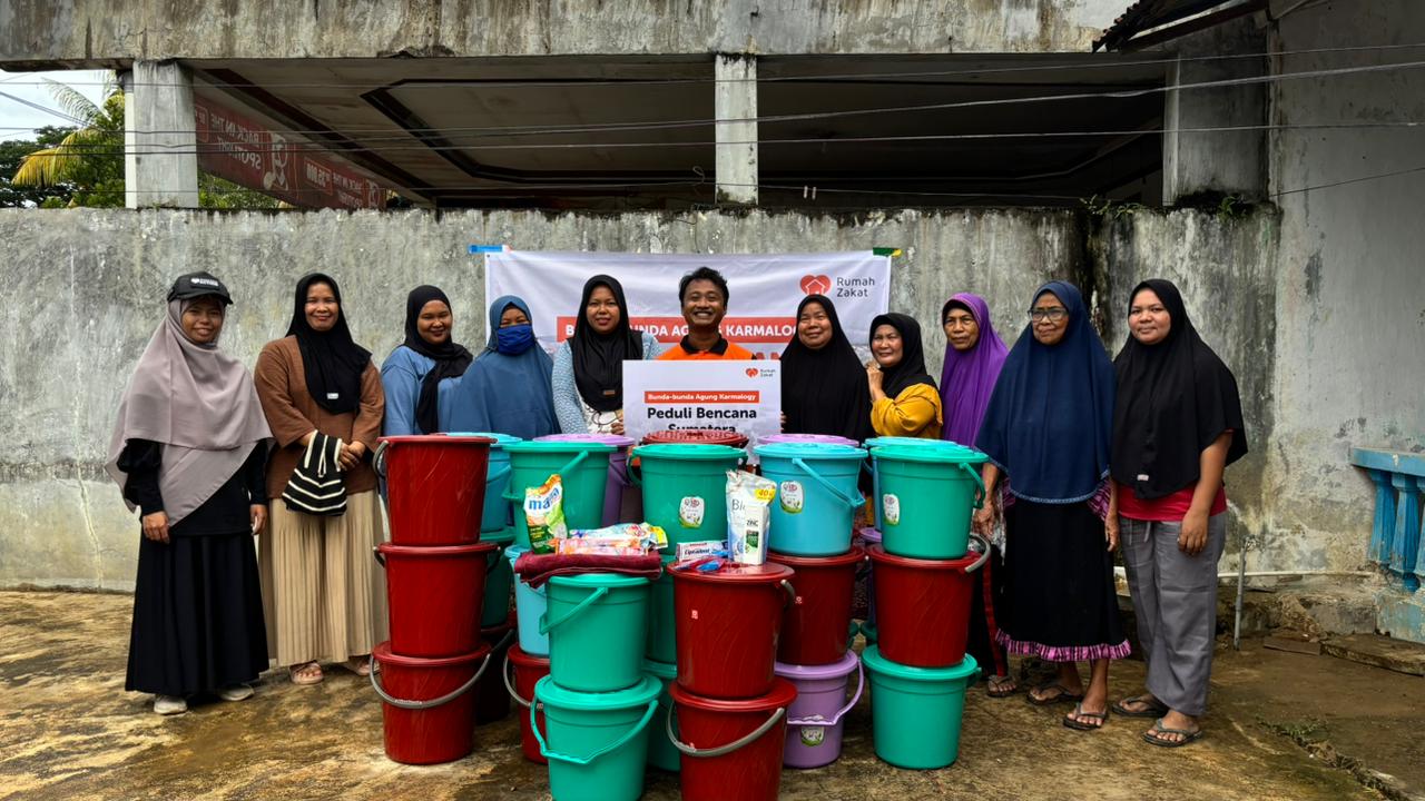 “Relawan Rumah Zakat menyalurkan paket hygiene kit kepada warga terdampak banjir di Padang”