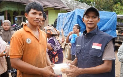 BSI Maslahat Bersama Rumah Zakat Salurkan 1.000 Paket Makanan Siap Saji bagi Penyintas Banjir