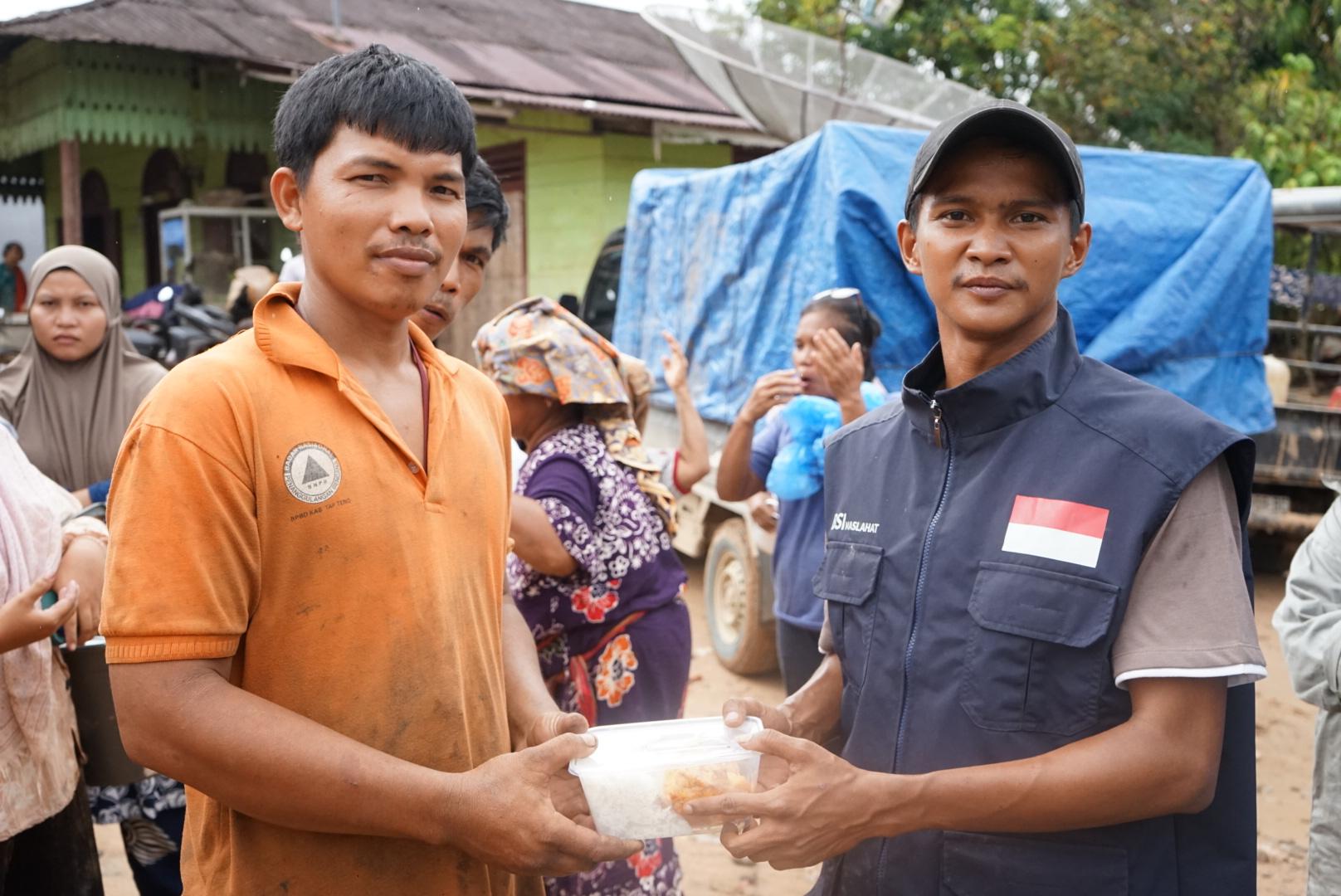 WhatsApp Image 2025-12-29 at 08.30.08 “Relawan Rumah Zakat menyalurkan makanan siap saji dari BSI Maslahat kepada penyintas banjir”