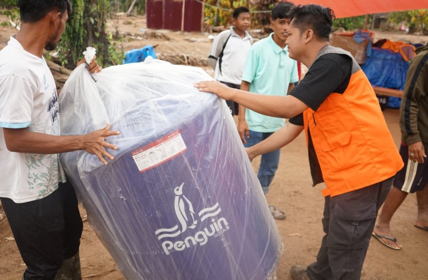 Relawan Rumah Zakat menyalurkan paket sembako hasil donasi Kitabisa melalui Natasha Rizky kepada warga penyintas banjir di Batang Toru.