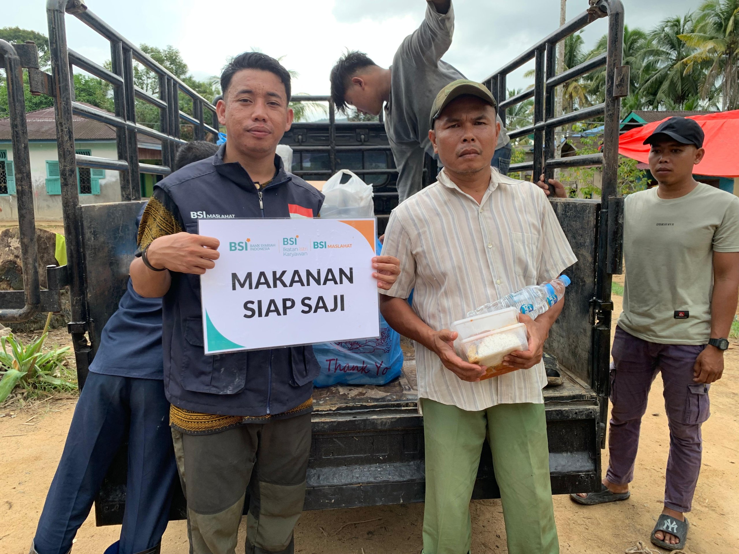 WhatsApp Image 2025-12-30 at 06.59.31 Relawan Rumah Zakat menyalurkan bantuan banjir Tapanuli Tengah kepada warga terdampak di Kecamatan Badiri