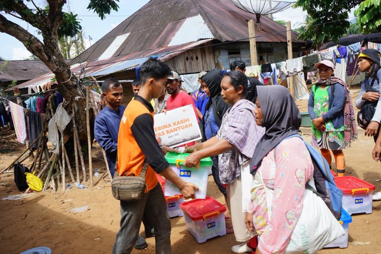 Berjalan 6 Jam demi Bantuan, Warga Terisolir di Hutaraja Terima Sembako dan Hygiene Kit dari Rumah Zakat