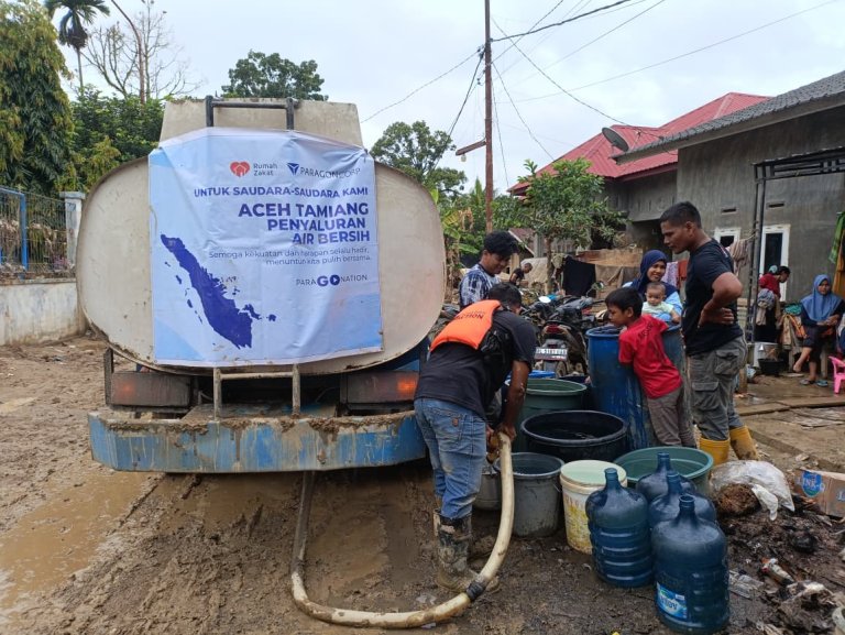 Paragon Corp dan Rumah Zakat Salurkan 9.000 Liter Air Bersih untuk Warga Terdampak Banjir Aceh Tamiang