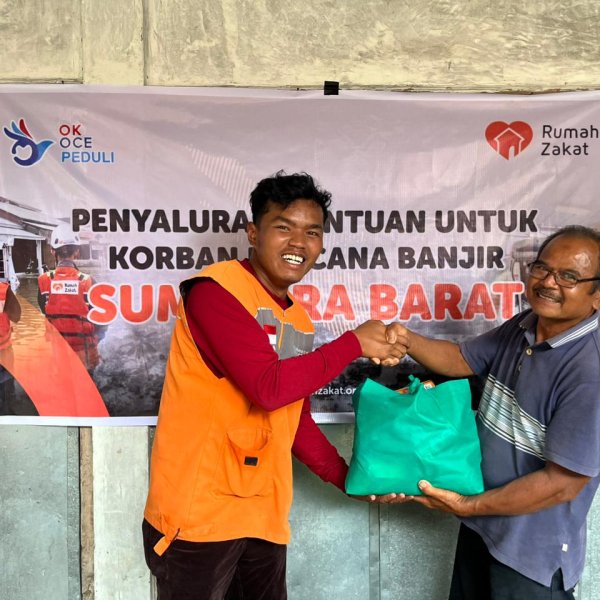 Relawan OKE OCE Peduli dan Rumah Zakat distribusikan sembako banjir Tanah Datar