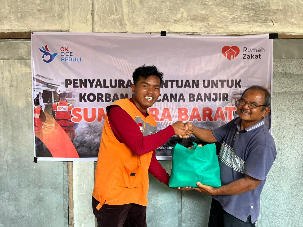 WhatsApp Image 2025-12-30 at 09.07.01 Relawan OKE OCE Peduli dan Rumah Zakat distribusikan sembako banjir Tanah Datar