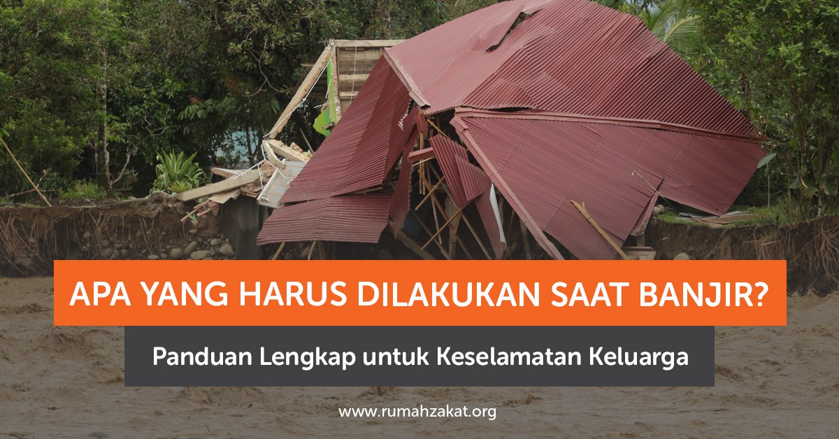 photo_2025-12-10_08-56-05 Warga mengevakuasi diri saat banjir melanda permukiman padat penduduk.