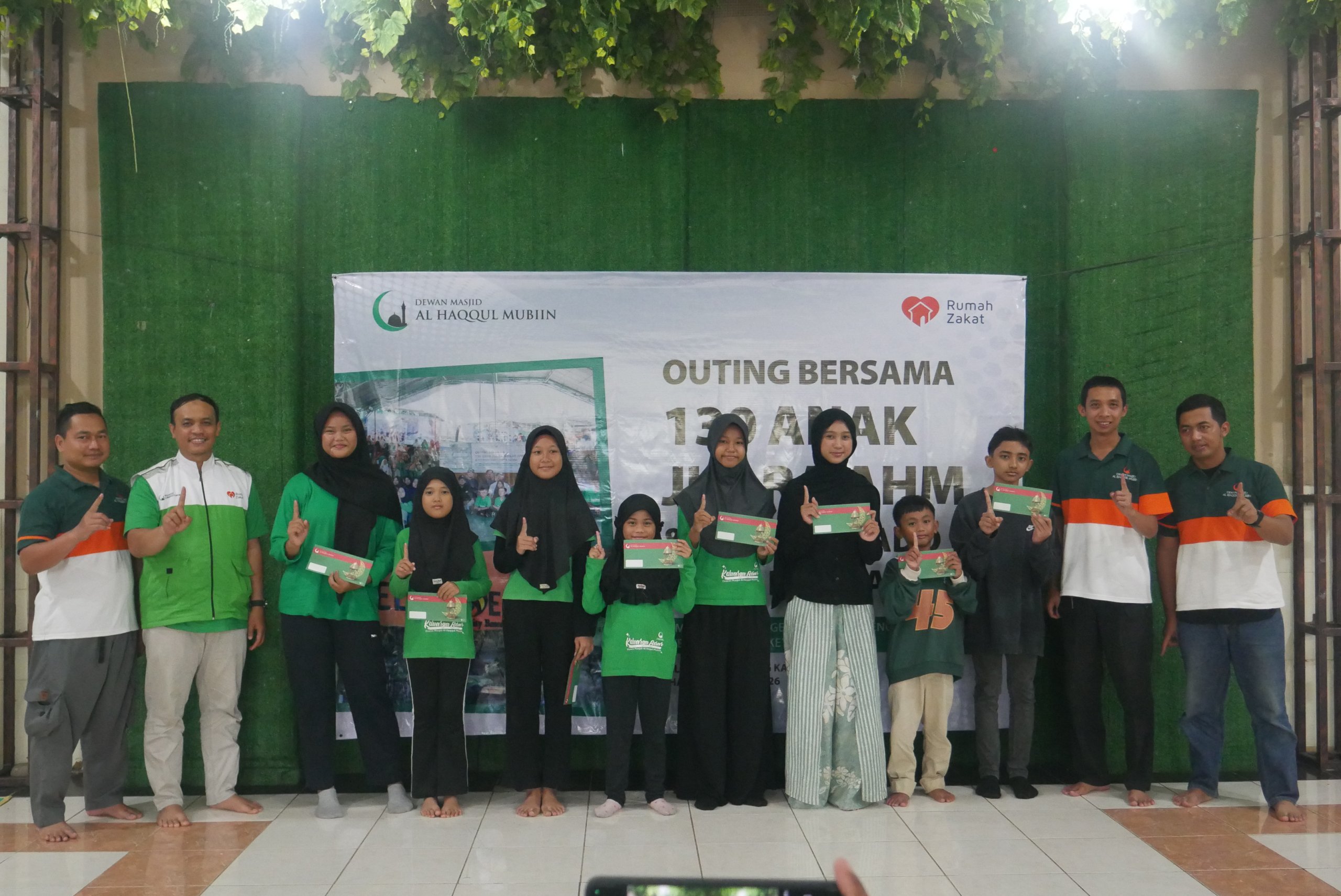 Penyaluran bantuan anak juara