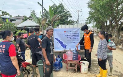 Paragon Corp dan Rumah Zakat Salurkan 2.000 Liter Air Bersih untuk Warga Dusun Perantau