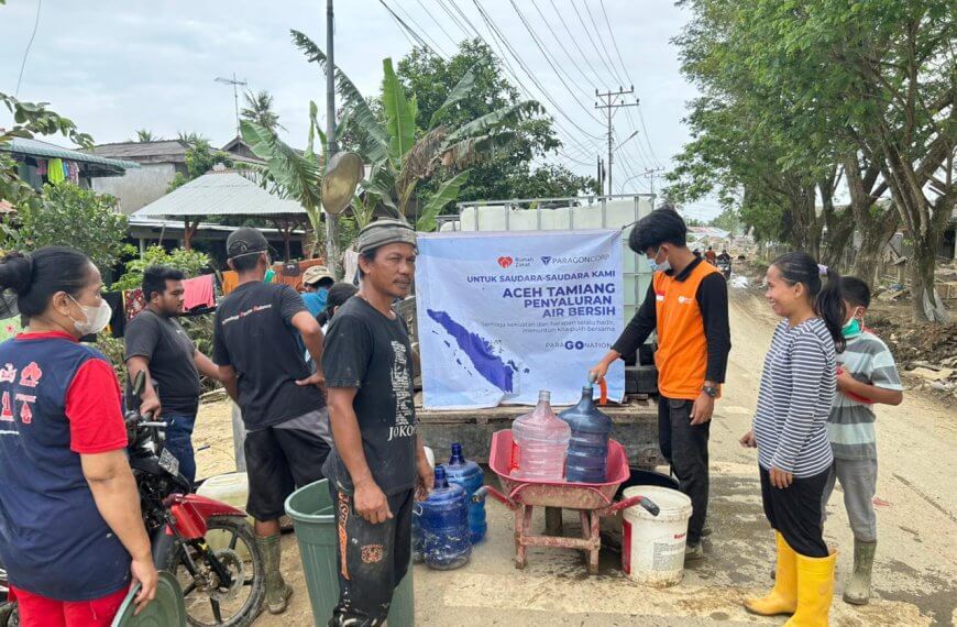 penyaluran air bersih Aceh Tamiang oleh Paragon Corp dan Rumah Zakat