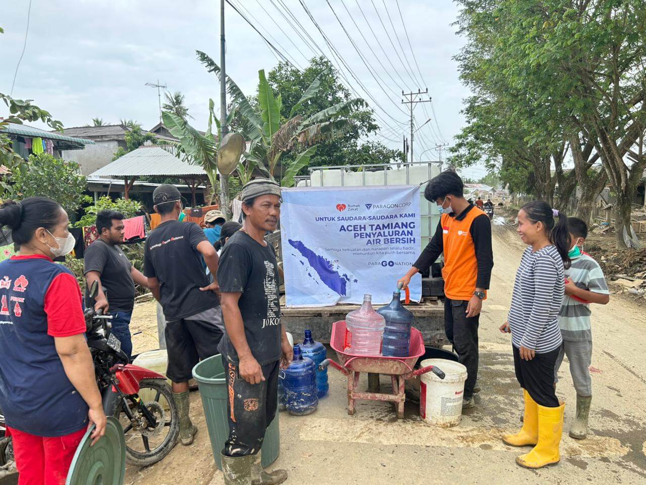 penyaluran air bersih Aceh Tamiang oleh Paragon Corp dan Rumah Zakat