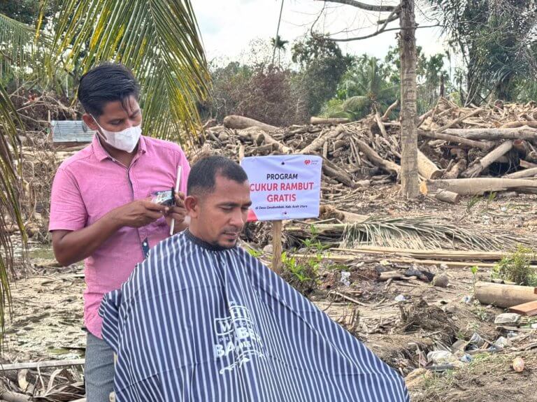 Pulihkan Martabat dan Berdayakan Ekonomi: Rumah Zakat Gelar Program Cukur Gratis untuk Penyintas Banjir Aceh Utara