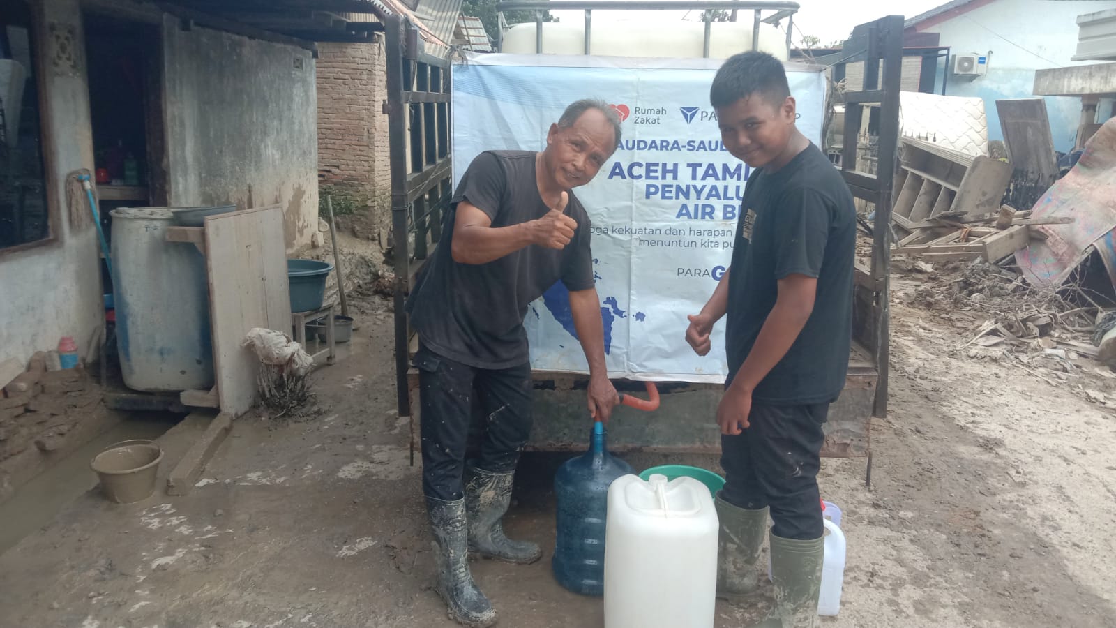 penyaluran air bersih Aceh Tamiang oleh Paragon Corp dan Rumah Zakat