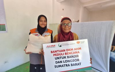 Peduli Bencana Banjir dan Longsor, DKM PT Astra Honda Motor Bersama Rumah Zakat Salurkan Bantuan Sembako di Pesisir Selatan