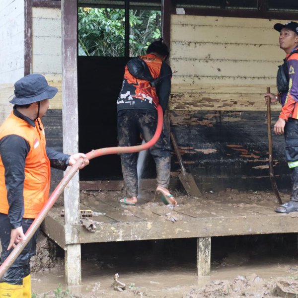 Aksi Bersih-Bersih Sekolah Pascabanjir di Balangan oleh Rumah Zakat