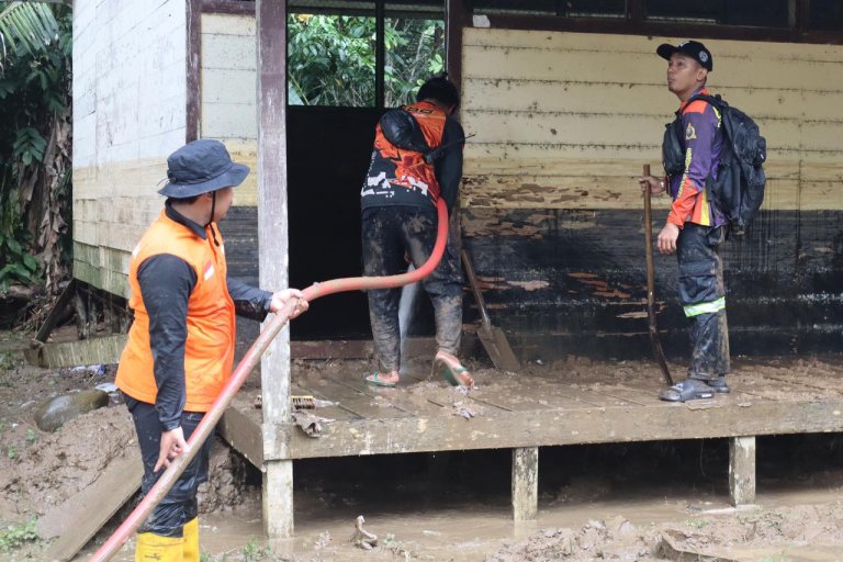 Aksi Bersih-Bersih Sekolah Pascabanjir di Balangan oleh Rumah Zakat