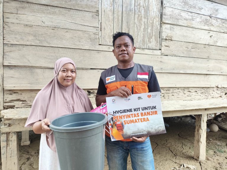 Bantuan Hygiene Kit Pasca Banjir Aceh Tamiang oleh BJB Syariah dan Rumah Zakat