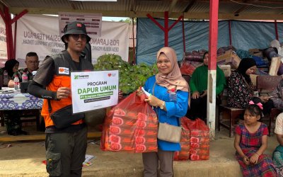 Ecogreen Bersama Rumah Zakat Salurkan Bantuan Makanan dan Dukungan Dapur Umum untuk Penyintas di Lubuk Ampolu