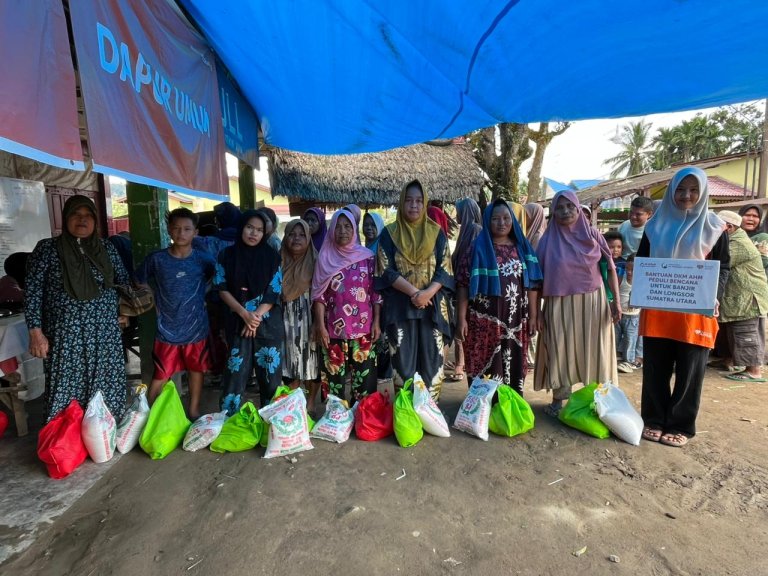 DKM Al Haqul Mubiin AHM bersama Rumah Zakat Menyalurkan Bantuan Sembako untuk Masyarakat Terdampak Banjir di Desa Aek Ngadol, Tapanuli Selatan
