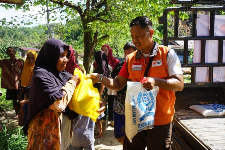 Sharing Happiness Bersama Rumah Zakat Salurkan 121 Paket Sembako untuk Warga Terdampak di Tapanuli Tengah