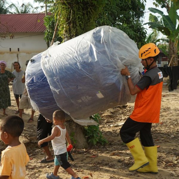 Komunitas Cabang Pontianak Bersama Rumah Zakat Salurkan&hellip;