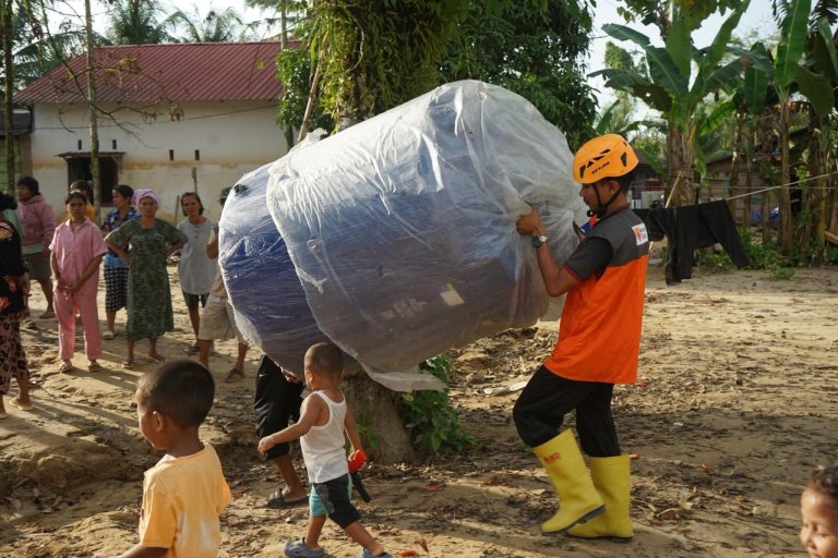 Komunitas Cabang Pontianak Bersama Rumah Zakat Salurkan Tandon Air Bersih untuk Warga Sibuluan Raya