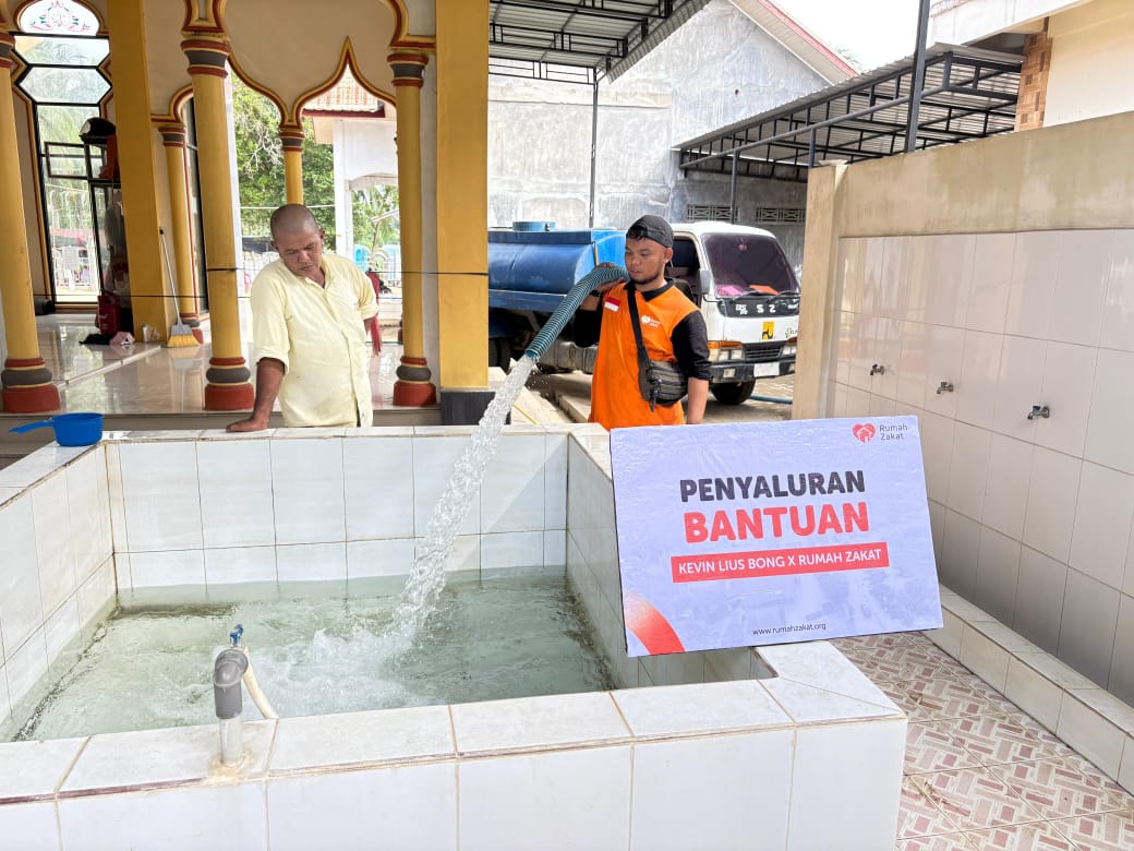 Relawan Rumah Zakat menyalurkan bantuan air bersih kepada warga Peusangan, Bireuen