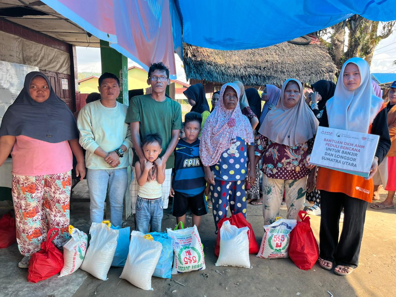 bantuan sembako banjir Tapanuli Selatan dari Astra Honda Motor dan Rumah Zakat