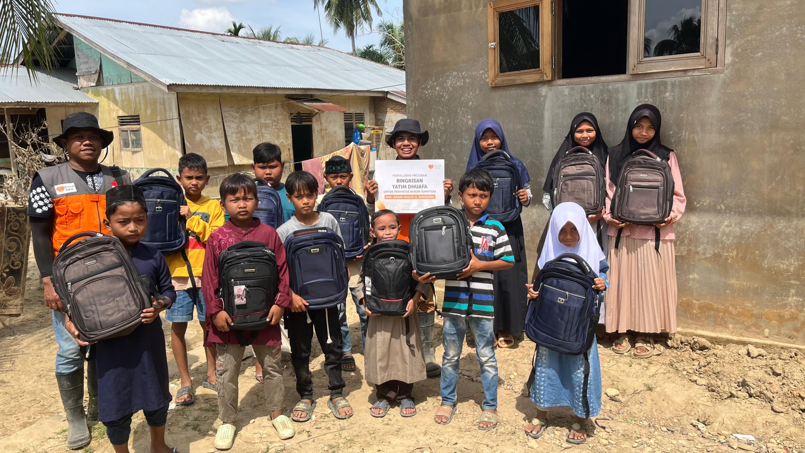 Bantuan pendidikan anak yatim korban banjir Aceh Tamiang bersama Rumah Zakat