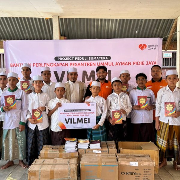 Rumah Zakat bersama VILMEI menyalurkan bantuan buku dan kitab untuk santri Pesantren YPI Ummul Ayman II Pidie Jaya