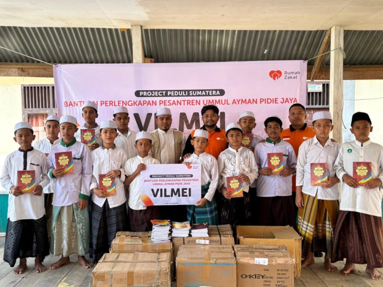 Rumah Zakat Bersama VILMEI Salurkan Bantuan Buku dan Kitab untuk Pesantren YPI Ummul Ayman II Pidie Jaya
