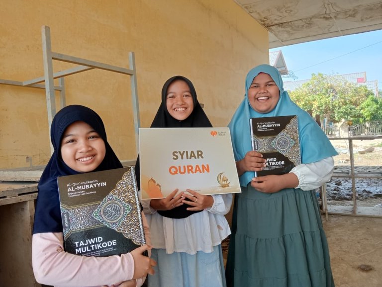 Program Syi’ar Qur’an Rumah Zakat Salurkan 150 Mushaf Al-Qur’an untuk Siswa SDIT Darul Mukhlisin Aceh Tamiang