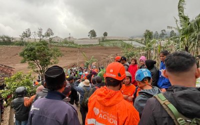 Relawan Rumah Zakat Bandung Respon Hari Kedua Bencana Longsor di Desa Pasirlangu