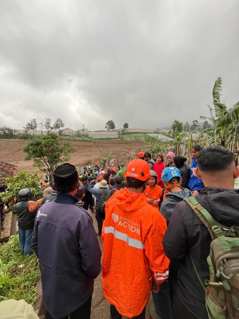 Relawan Rumah Zakat Bandung Respon Hari Kedua Bencana Longsor di Desa Pasirlangu