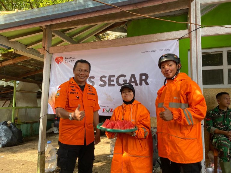 Relawan Rumah Zakat Bandung Respon Hari Kedua Bencana Longsor di Desa Pasirlangu