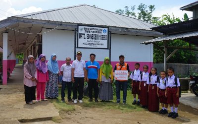 Anak-Anak Terdampak Banjir Kembali Tersenyum Terima Perlengkapan Sekolah